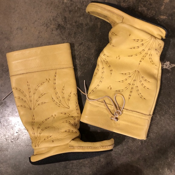 COPY - manitobah mukluks - Picture 2 of 11